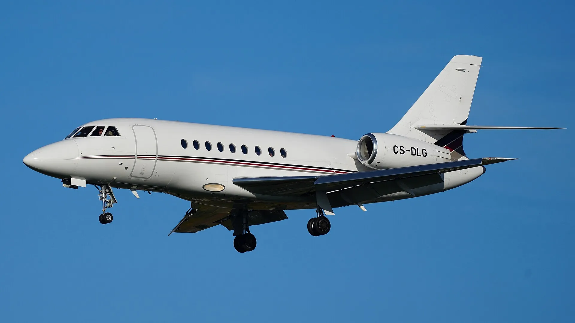 A Falcon 2000LXS in service, photographed from the side