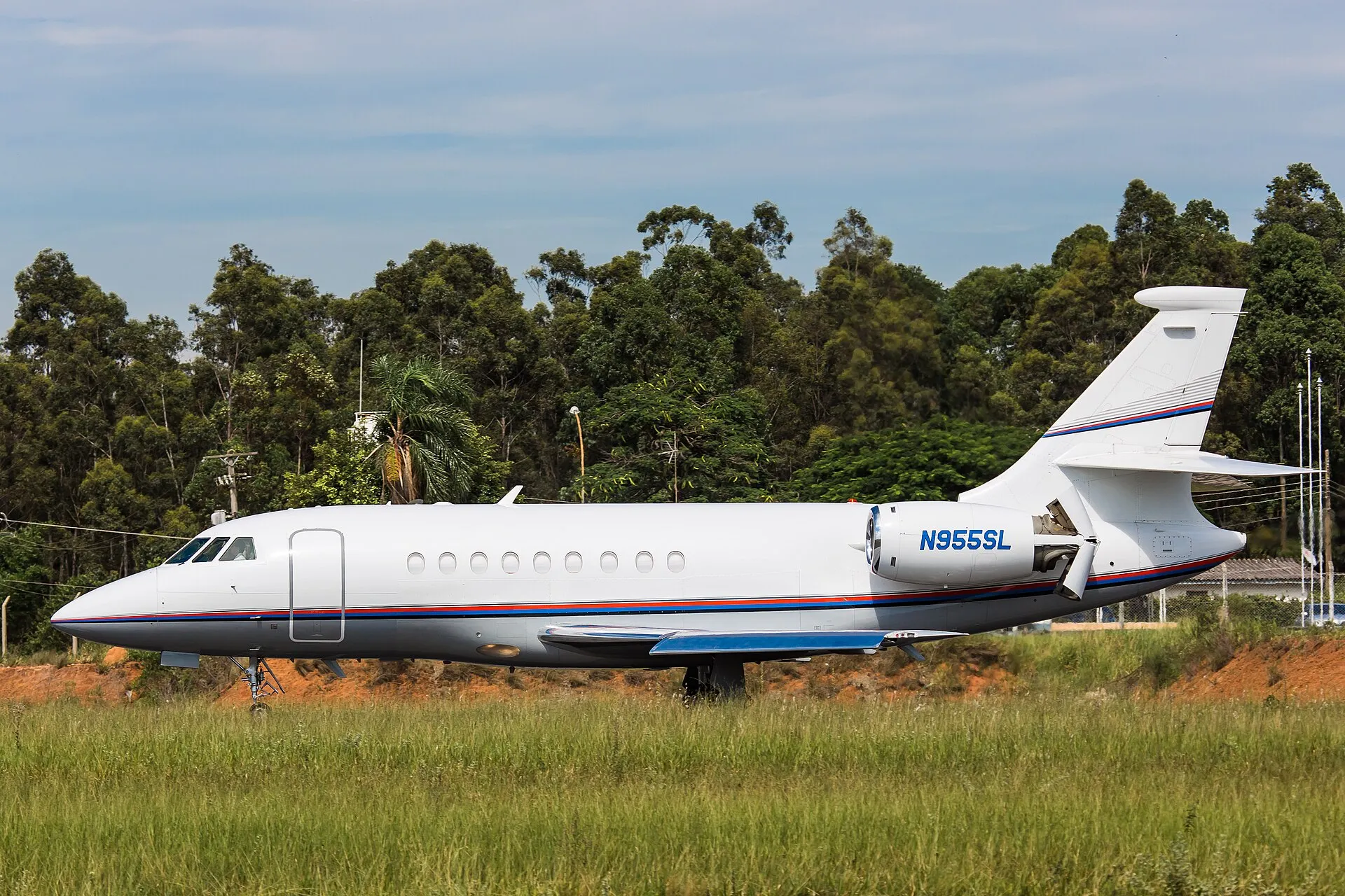 A Falcon 2000LXS, second view