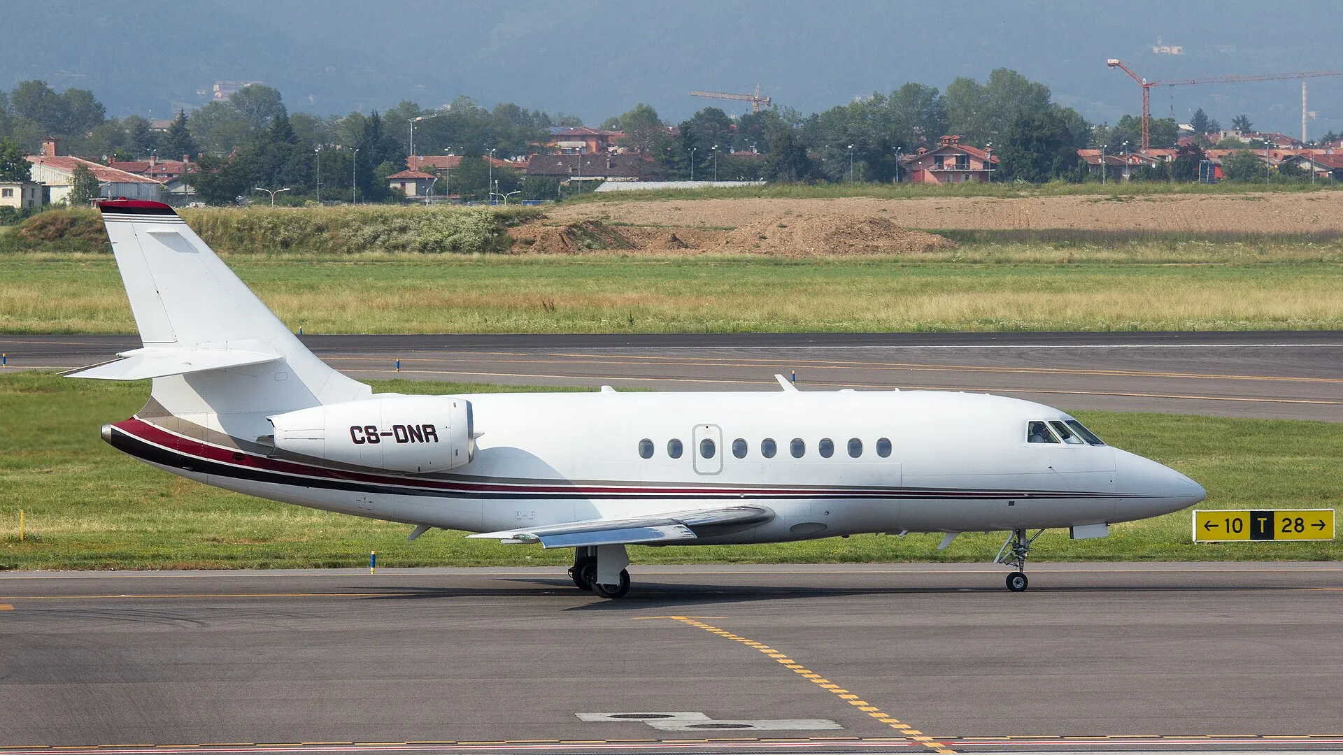 A Falcon 2000LXS, second view