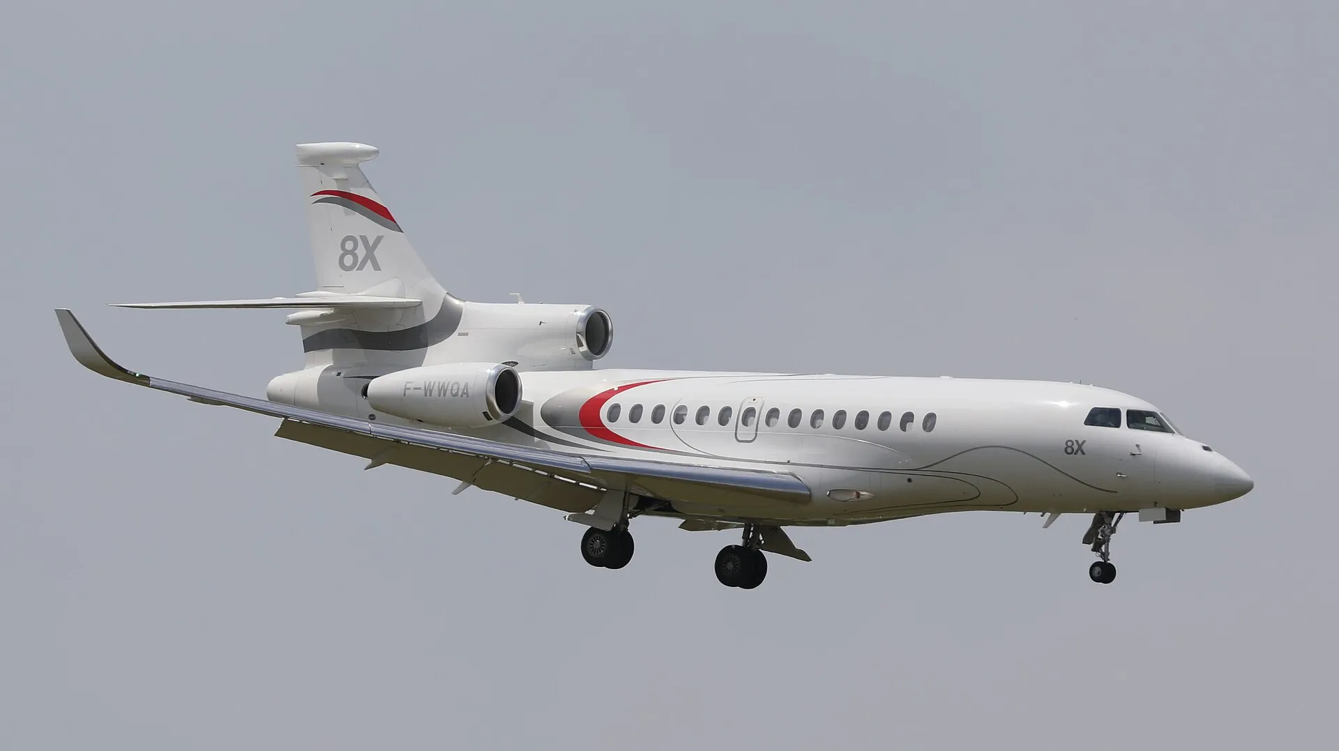 A Falcon 8X in service, photographed from the side