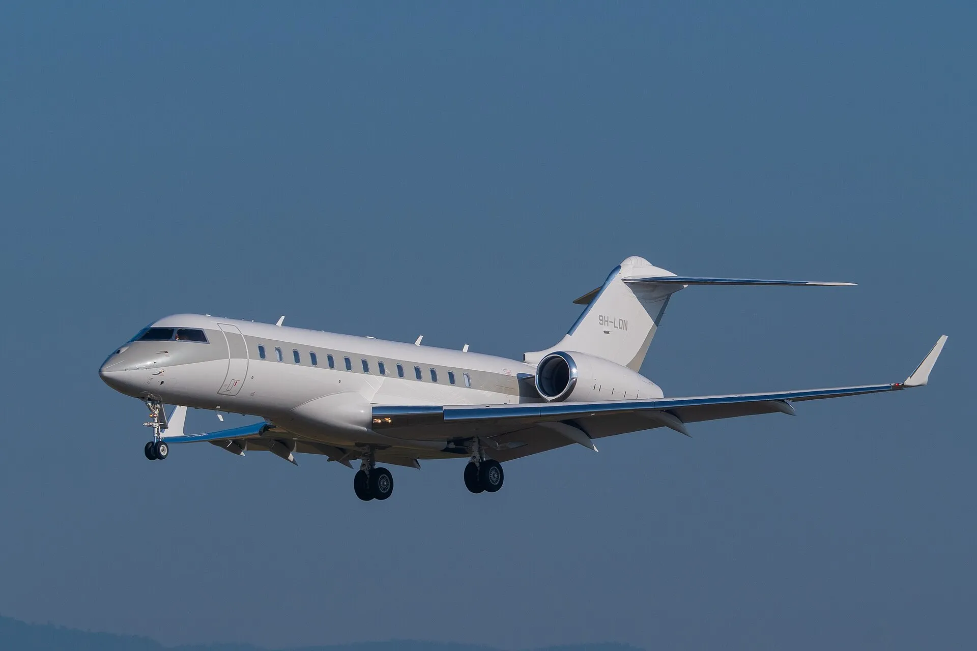 A Global 6000 in service, photographed from the side