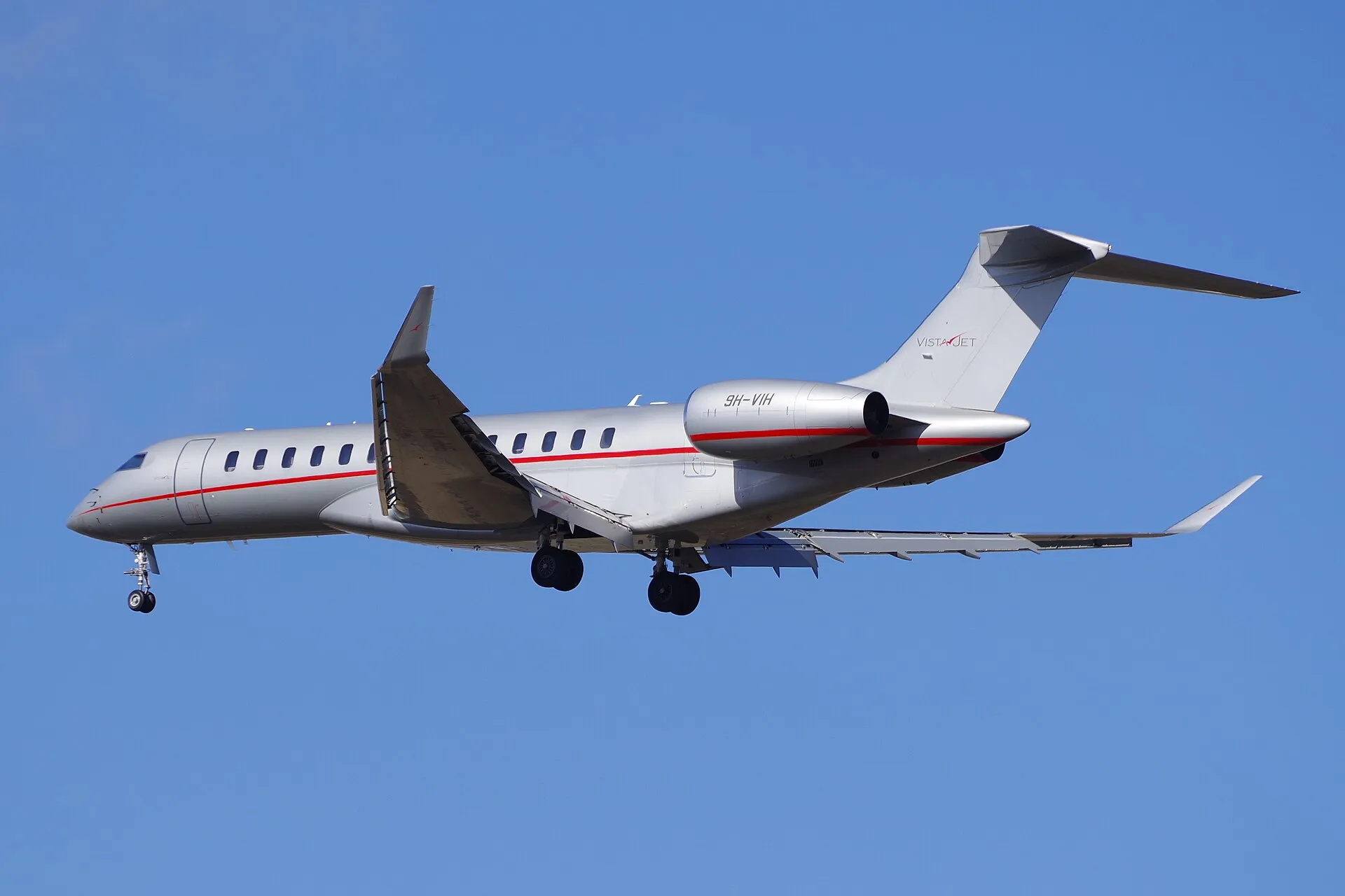 A Global 7500 in service, photographed from the side