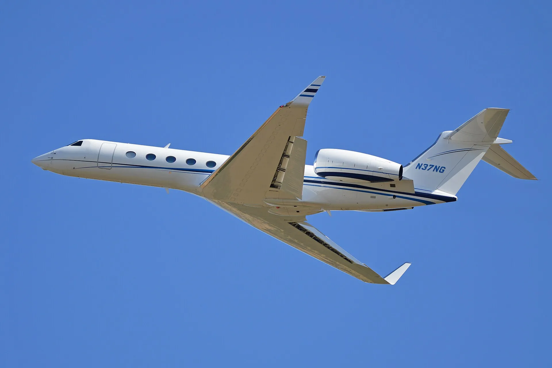 A Gulfstream G550 in service, photographed from the side