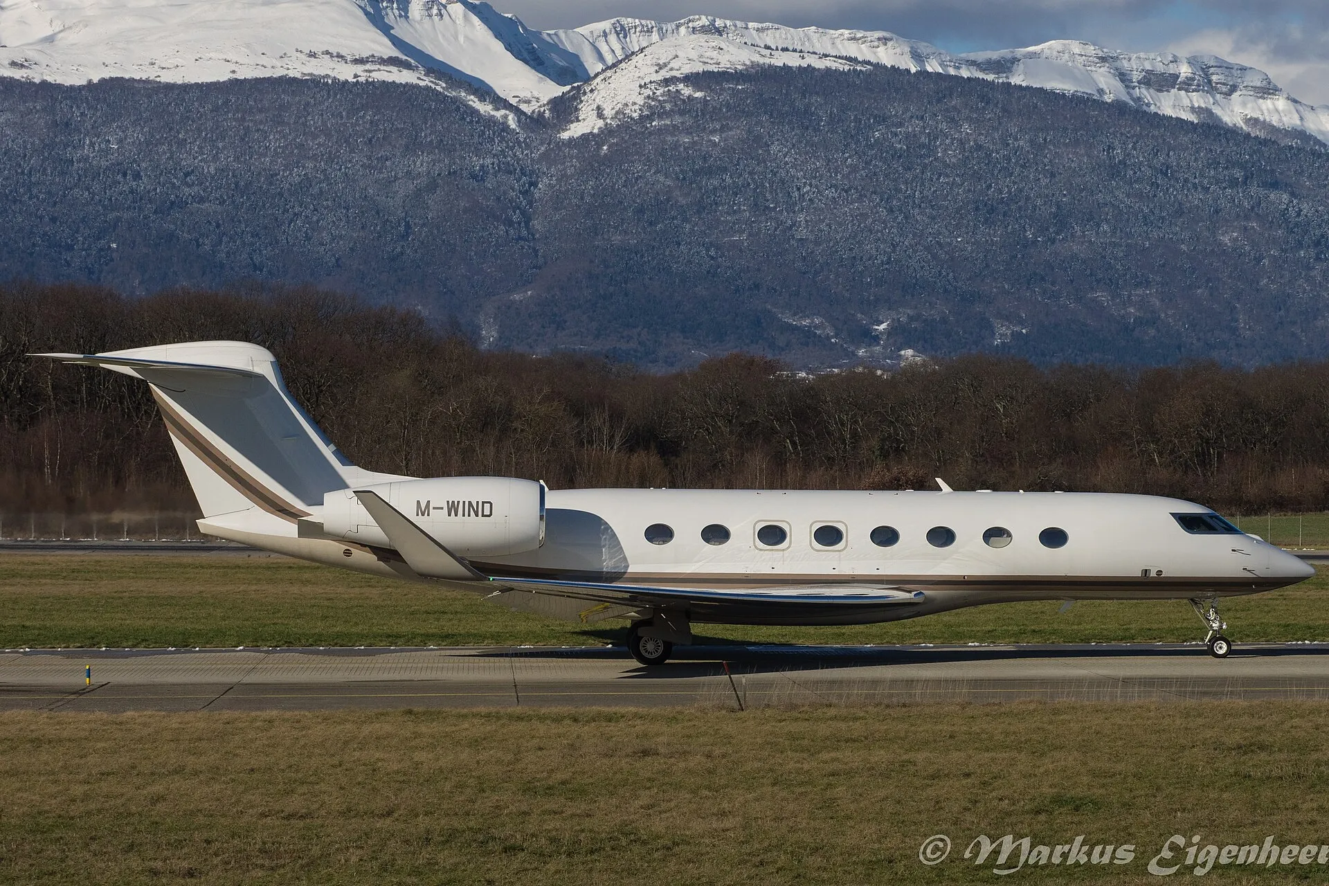 A Gulfstream G650ER in service, photographed from the side