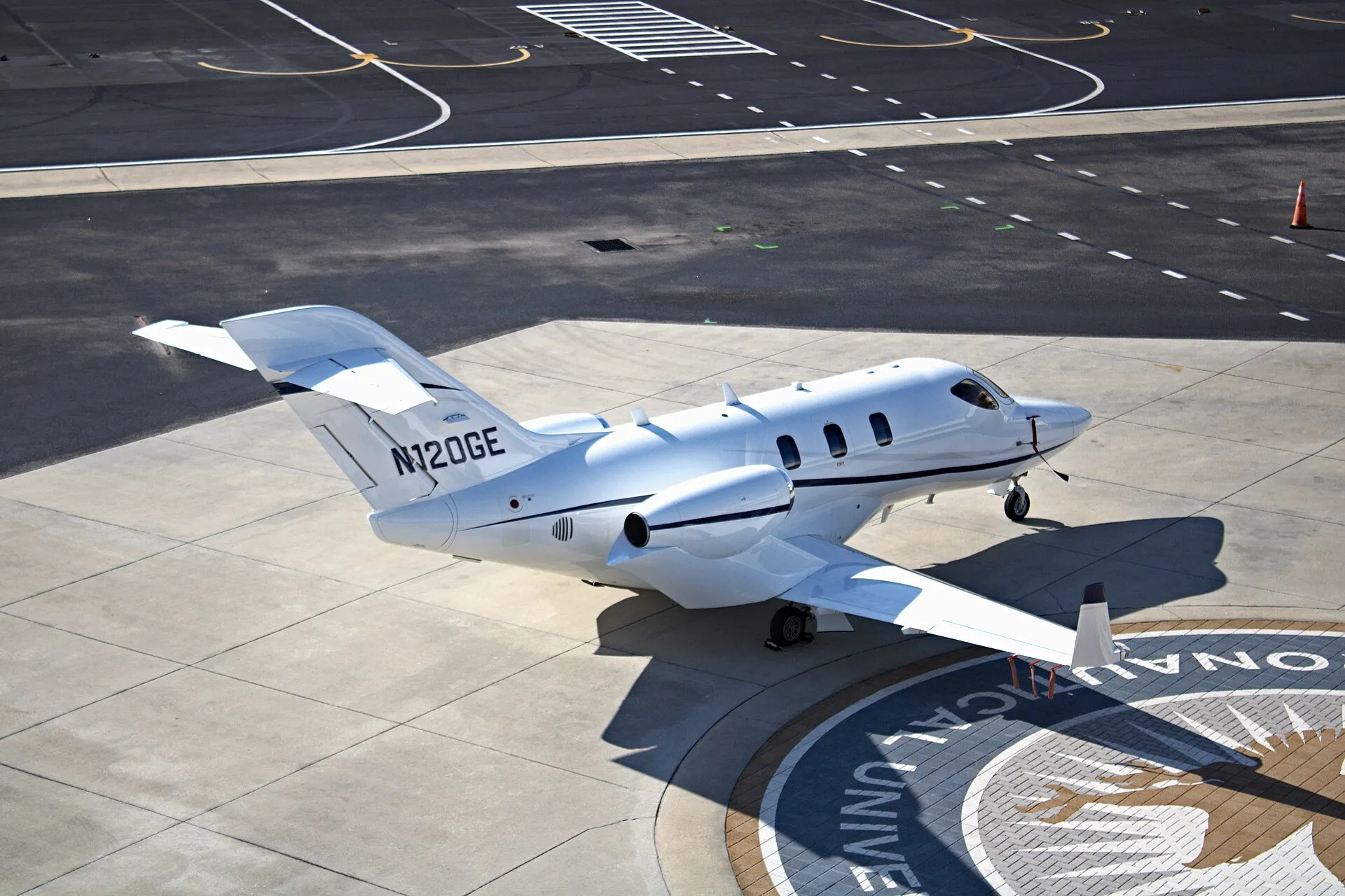A HondaJet Elite II in service, photographed from the side